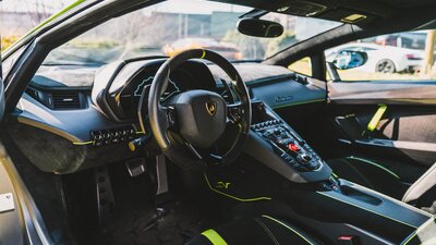 Nero Leather / Alcantara - Verde StitchingInterior image