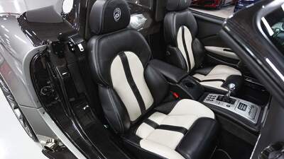 Black / White LeatherInterior image
