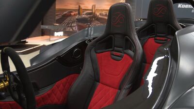 Black Leather / Red Alcantara - Red StitchingInterior image