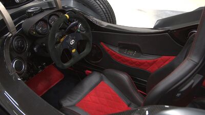 Black Leather / Red Alcantara - Red StitchingInterior image