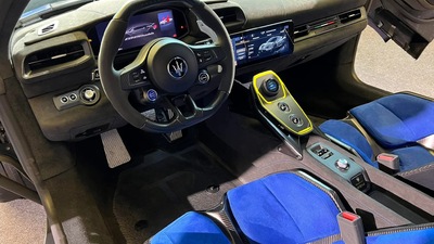 Blu Elettrico AlcantaraInterior image