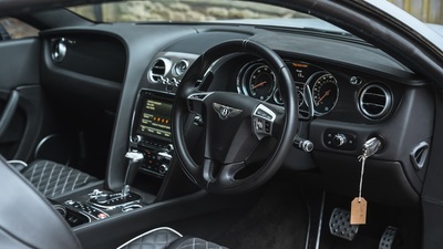 Beluga Black Leather / Alcantara - White StitchingInterior image