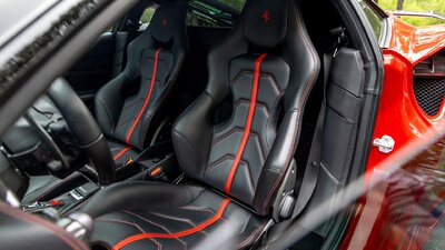 Nero / Rosso LeatherInterior image