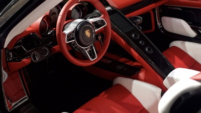 Bianco Leda / Cancan Red LeatherInterior image