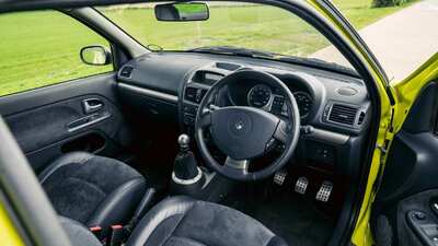 Black Leather / AlcantaraInterior image