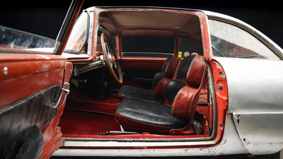 Red / White LeatherInterior image