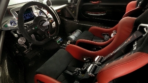 Red Leather / Black Alcantara - Red StitchingInterior image