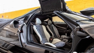 Black Leather / Grey Alcantara - White StitchingInterior image