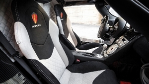 Black / White Alcantara / LeatherInterior image