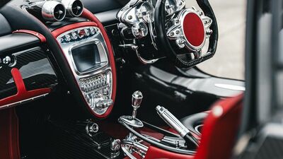 Black / Red LeatherInterior image