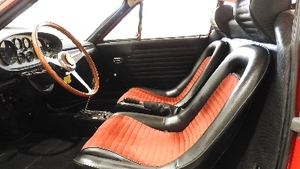 Nero / Rosso LeatherInterior image