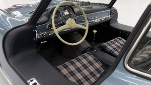 Black Leather / TartanInterior image