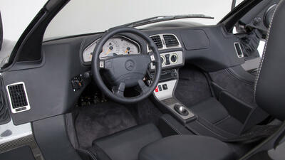 Black Leather / Red Alcantara - White StitchingInterior image