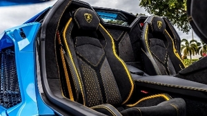 Nero Cosmus Alcantara - Giallo Stitching / PipingInterior image