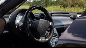 Black Leather / Grey AlcantaraInterior image