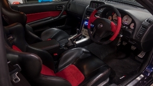 Black Leather / Red AlcantaraInterior image