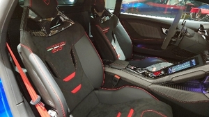 Nero Ade Alcantara / Leather - Rosso Stitching / PipingInterior image