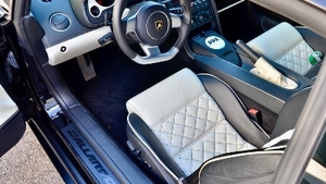 Nero / Bianco LeatherInterior image