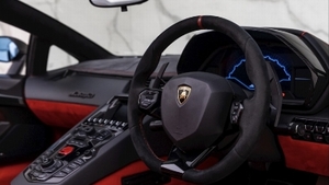 Black Leather / Red AlcantaraInterior image