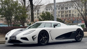 lime green koenigsegg agera r