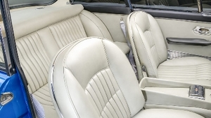 Grigio Leather - Bianco StitchingInterior image