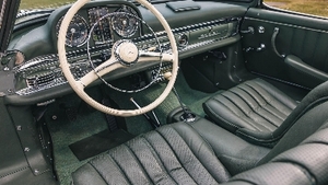 Black Leather - Green StitchingInterior image