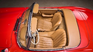 Beige Alcantara / LeatherInterior image