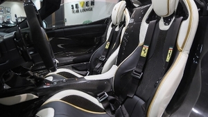 Bianco / Nero Leather - Nero Alcantara - Oro Piping / StitchingInterior image