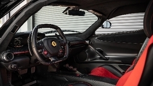 Nero / Rosso Alcantara - Rosso StitchingInterior image