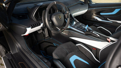 Black Alcantara / Leather - Blue Piping / StitchingInterior image