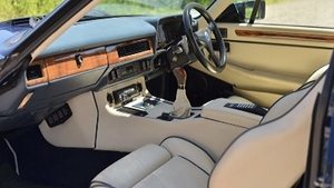 Cream Leather - Blue PipingInterior image