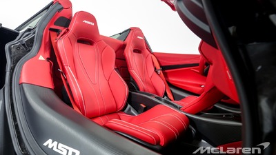 Apex Red Leather / Carbon Black Alcantara - Apex Red StitchingInterior image