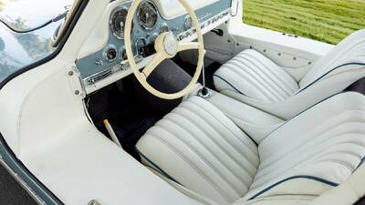Black / White LeatherInterior image