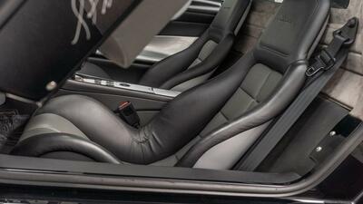 Black Leather / Grey AlcantaraInterior image