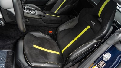 Black Alcantara / Green LeatherInterior image