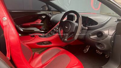 Red / Dark Red LeatherInterior image