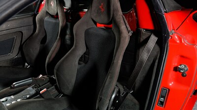 Nero Alcantara - Rosso Inserts / StitchingInterior image