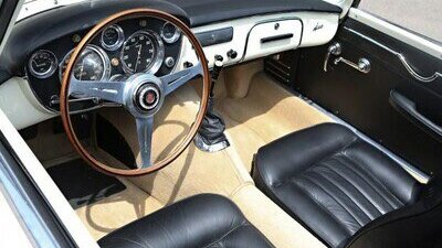 Black Leather - White StitchingInterior image