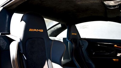 Black Leather / Alcantara - Orange StitchingInterior image