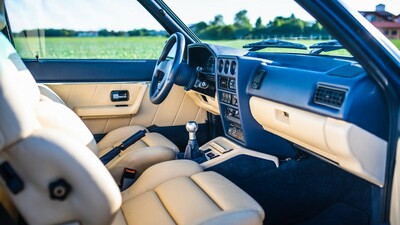 Beige Leather / AlcantaraInterior image