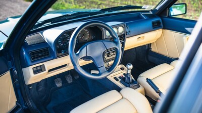 Beige Leather / AlcantaraInterior image