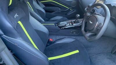 Black Leather / AlcantaraInterior image