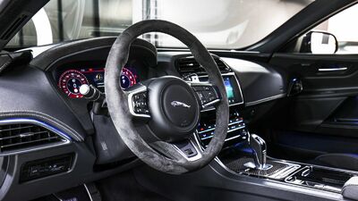 Black Leather / AlcantaraInterior image