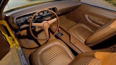 Saddle Tan LeatherInterior image