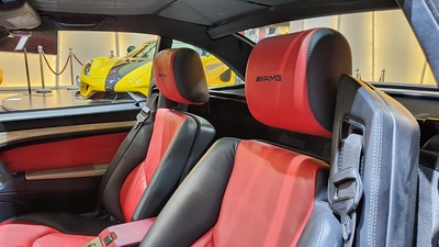 Black / Red LeatherInterior image