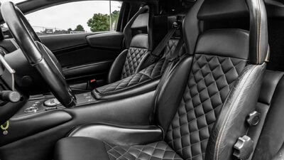 Nero Leather - Bianco StitchingInterior image
