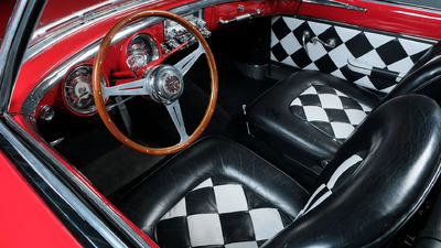 Black / White LeatherInterior image