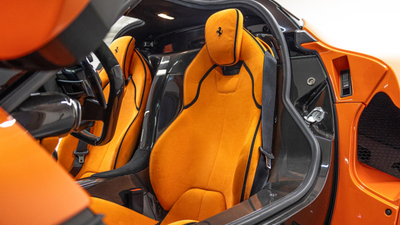 Arancio Alcantara - Nero Piping / Arancio StitchingInterior image