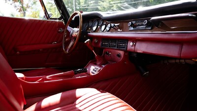 Brown Leather - Yellow StitchingInterior image