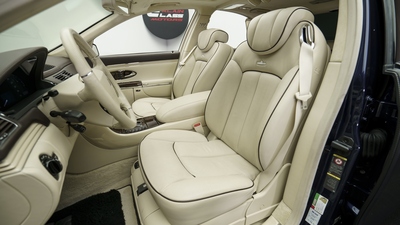 Beige Alcantara / LeatherInterior image